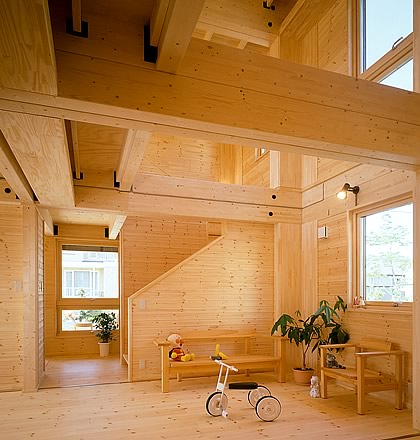 部屋の間仕切りがなく吹き抜けを通じて家族がつながる家